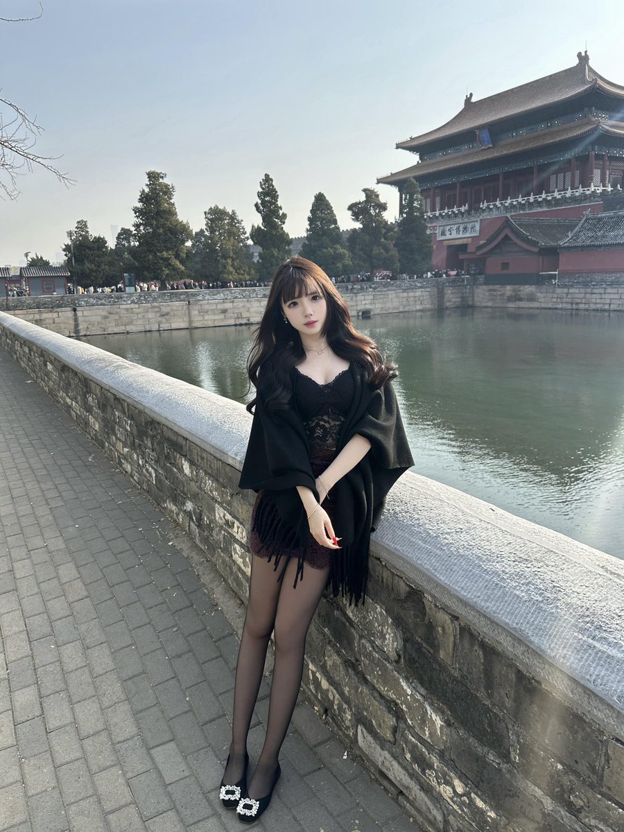 qaq_chichi_'s tweet photo. 一个小香风
马上又要周五咯
期待���待！
#黑丝 #女大 https://t.co/lchXcAzIdZ