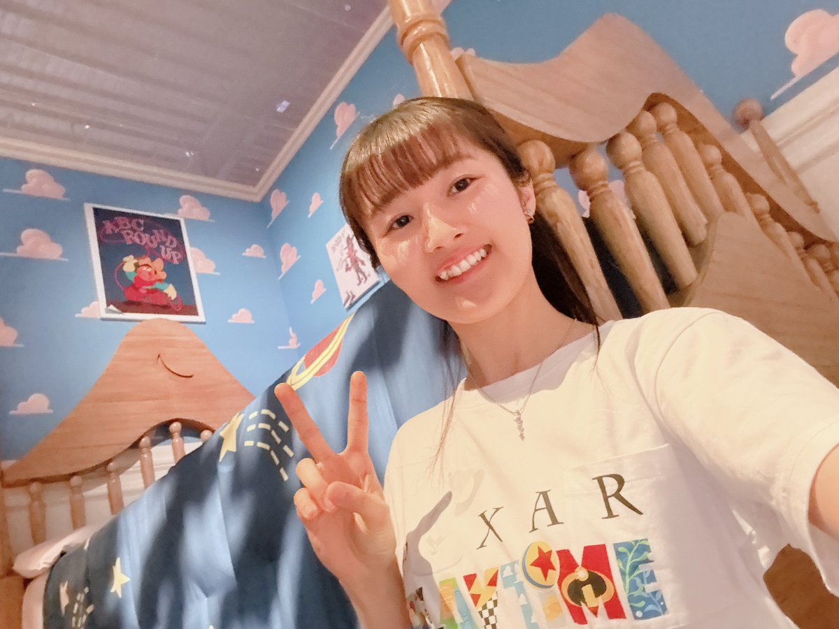 amnos_pentho's tweet photo. ピクサー展❣️
トイストーリーのおもちゃに🧸なりきれるサイズ感のお部屋可愛かったぁ🥰

大好きなリメンバーミーのミゲルとギター弾いたの〜💮
10枚くらい連写されるから、地味にコードチェンジしてた笑笑 https://t.co/5JrFdVvJOM