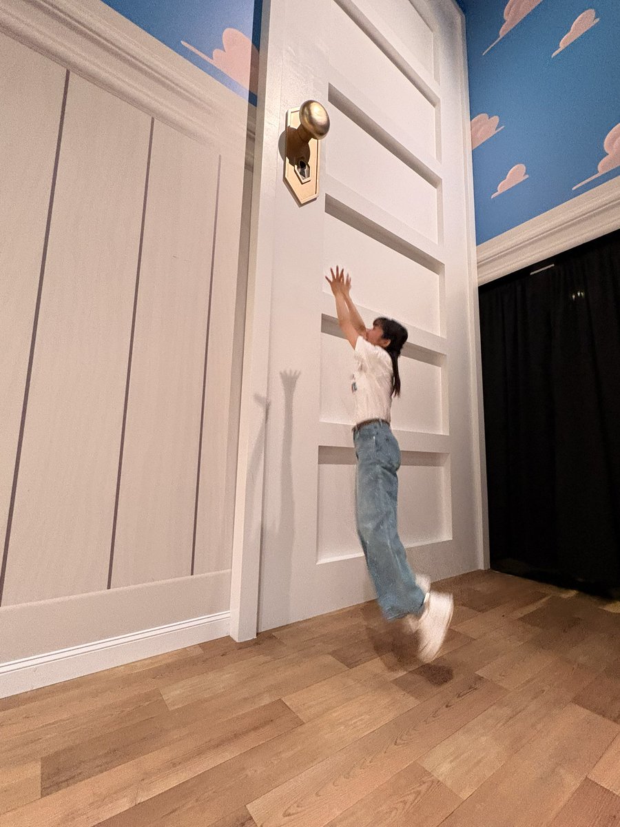 amnos_pentho's tweet photo. ピクサー展❣️
トイストーリーのおもちゃに🧸なりきれるサイズ感のお部屋可愛かったぁ🥰

大好きなリメンバーミーのミゲルとギター弾いたの〜💮
10枚くらい連写されるから、地味にコードチェンジしてた笑笑 https://t.co/5JrFdVvJOM