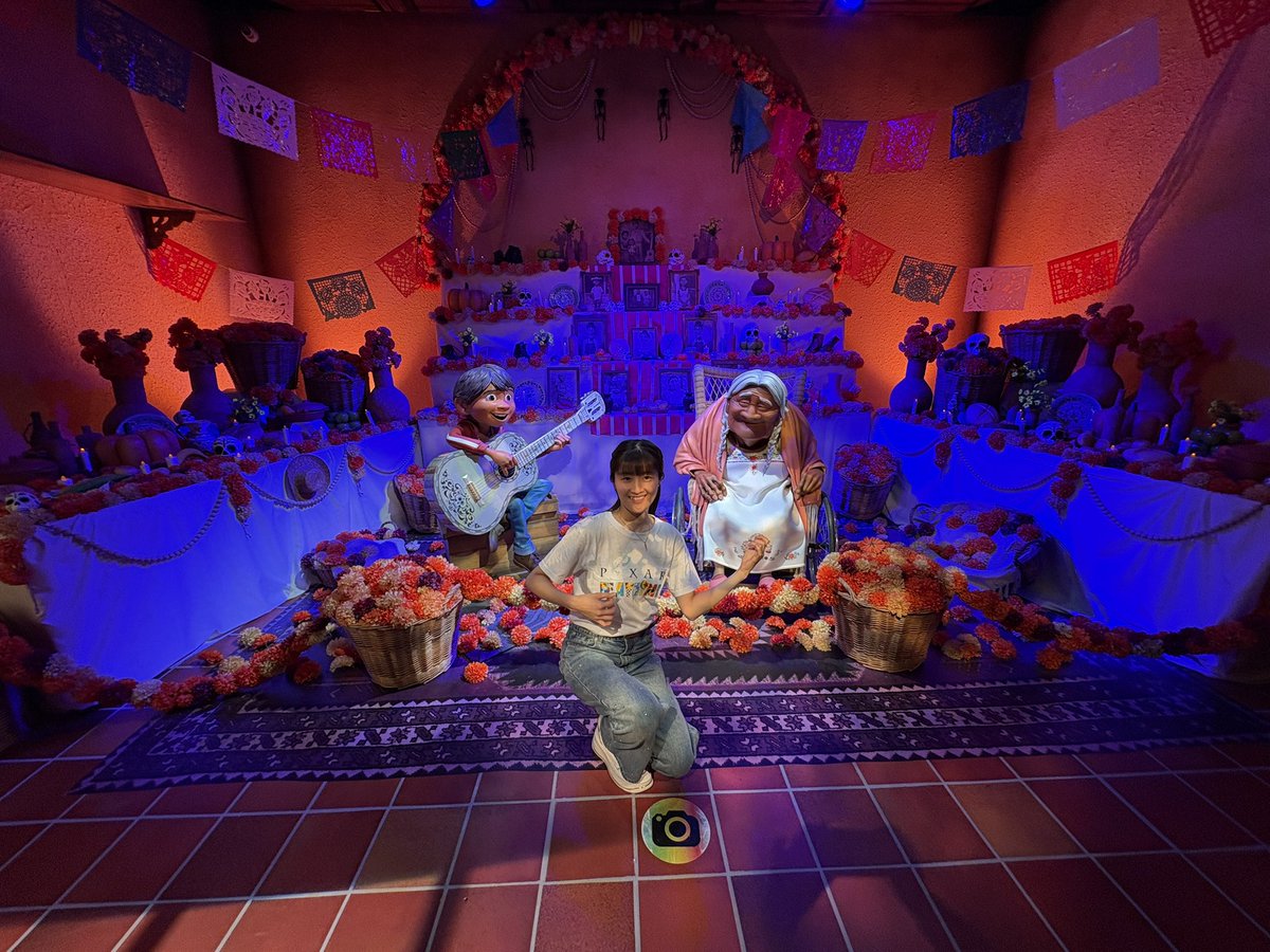 amnos_pentho's tweet photo. ピクサー展❣️
トイストーリーのおもちゃに🧸なりきれるサイズ感のお部屋可愛かったぁ🥰

大好きなリメンバーミーのミゲルとギター弾いたの〜💮
10枚くらい連写されるから、地味にコードチェンジしてた笑笑 https://t.co/5JrFdVvJOM