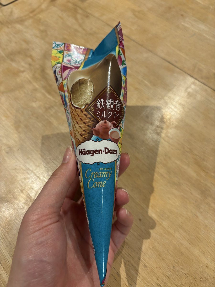 eRi1007's tweet photo. 朝晩の寒暖差に負け、アカシアの花粉にも負けている私ですが、アイス欲にも負けてこんなスペシャルなアイスを食べてしまいました。がっつり夜ご飯食べた後ですが後悔はありません！芳醇なお茶の香りと濃厚なアイス最高でした。 https://t.co/xw7fyXlqCc