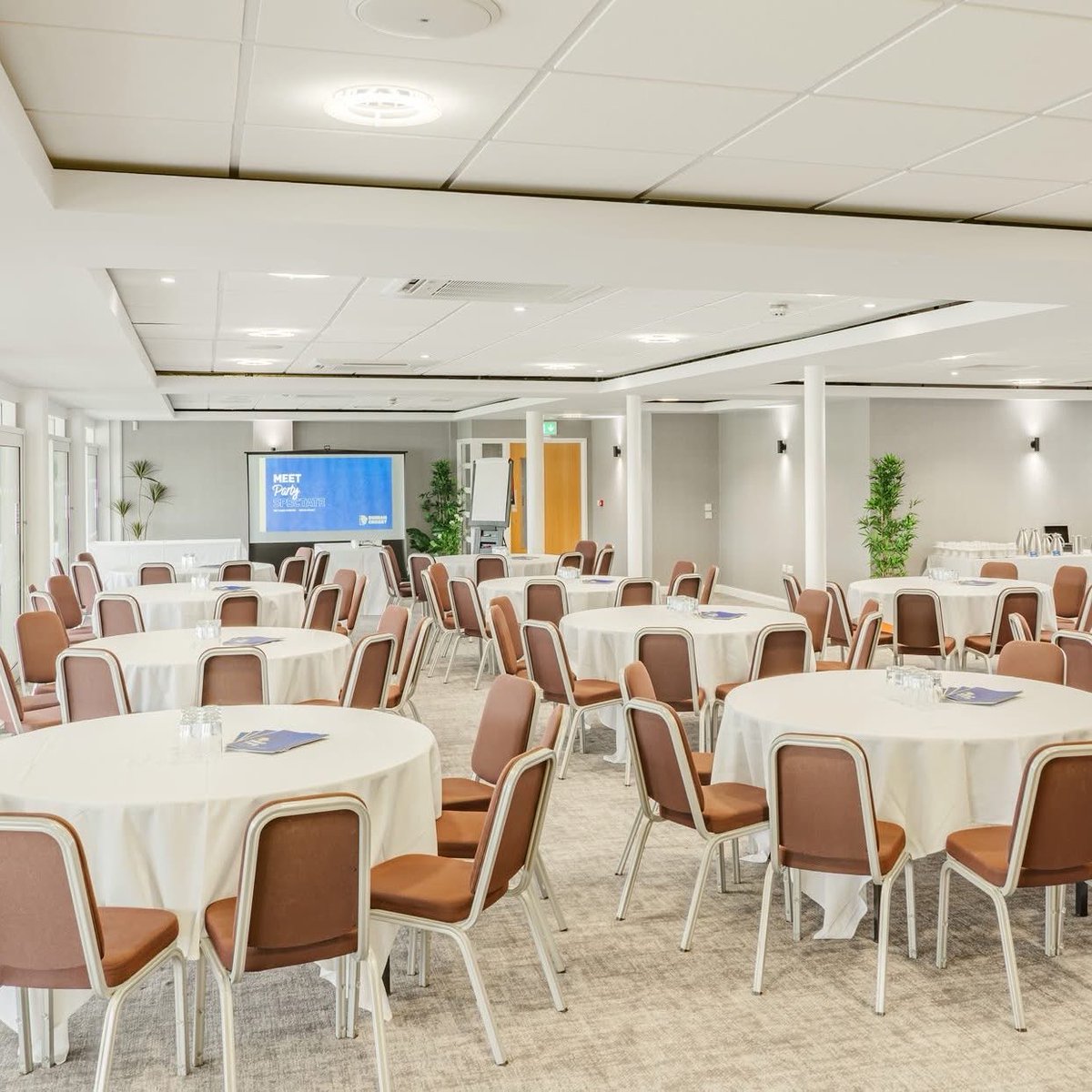 RiversideDurham's tweet photo. One Space. Every Occasion. ✨

From elegant weddings and private celebrations to conferences, dinners and corporate events; the Castle View Suite provides the perfect backdrop for moments that matter.

With panoramic riverside surroundings, contemporary styling and a flexible layout, the space transforms beautifully to suit your vision, whatever the occasion. 🤍

What are you planning next?

📧 events@durhamcricket.co.uk
📞 0191 387 2876

#DurhamCricket #CastleViewSuite #NorthEastEvents #WeddingVenue #ConferenceVenue #PrivateEvents #EventSpace #CountyDurham