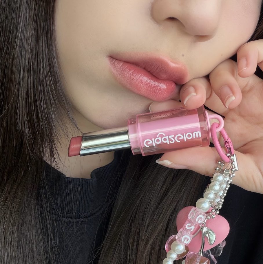 itoei's tweet photo. #รีวิวลิป — GLOWY TINT LIP BALM ลิปบาล์มของ Glad2Glow เนื้อสัมผัสดีมาก เม็ดสีชัด ฟินิชโกลว์สวย ชอบดีไซน์เค้าน่ารัก มีพวงกุญแจด้วย ที่สำคัญมาพร้อมเทคโนโลยีล็อกความชุ่มชื้น สอยสี 04 มา ชมพูนม คิ้วท์มาก เข้าได้กับทุกลุค #ลิปติดทน #รีวิวบิวตี้ #Glad2Glow https://t.co/IE1oA3UOQy