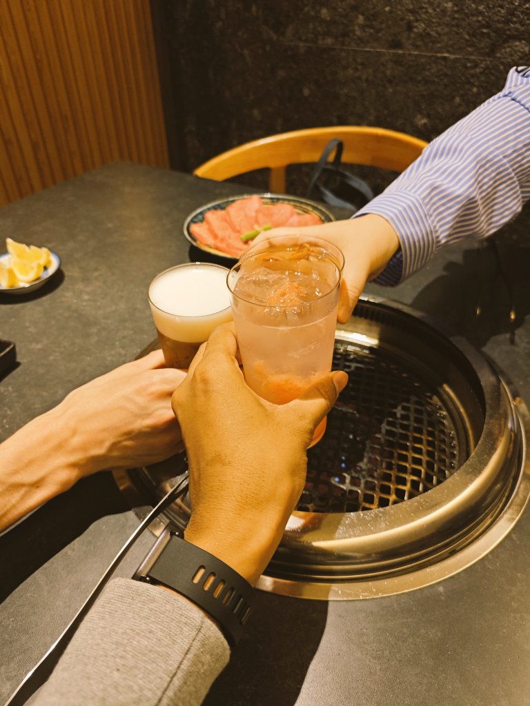 antevx_'s tweet photo. ゆあちが僕とお茶くんの誕生日会を主催してくれて、人生初の個室焼肉食べてきました❤️‍🔥

どれもこれもちょー美味くてびっくり！！

特にユッケがかつてないほど美味しくて語彙力崩壊した😭✨

楽しい時間を2人と共有できて幸せでした😋🍴

連れてってくれて本当にありがと🥰 https://t.co/CbaZwl9x2k