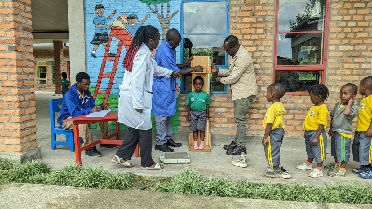 uwizeyeye's tweet photo. Umuyobozi Mukuru wa Reach the Children Rwanda @mbenja24 yifatanyije na ECD Center -Basumba mu gikorwa ngarukakwezi cyo gupima imikurire y'abana. Yashimye umufatanye buri hagati y'abajyanama b'ubuzima na ECD Center -Basumba mu kwita ku bana Bato @Rwanda_Child @NyabihuDistrict https://t.co/HwLWJwNKFM