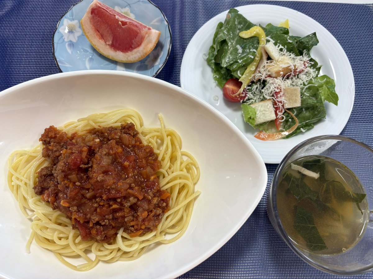 a_hiroko's tweet photo. 今日は麻布みんな食堂の日
お昼は東麻布商店にあるお蕎麦屋さんむさしのさんで久しぶりに洗い物のお手伝い。カレー南蛮今日も美味しかったです。
その後は麻布みんな食堂。ミートソーススパゲッティ🍝にシーザーサラダ、スープにグレープフルーツ。シニア食堂の利用者さんにアンチョビをいただきシーザーサラダに活用させていただいたらレストランの味に。
今日も50食を越え、おかわりの声もいただきました。
次回は肉じゃがにしようと思っています。
#麻布みんな食堂 
#麻布いきいきプラザ 
#みなと子ども食堂 
#シニア食堂 
#東麻布商店会