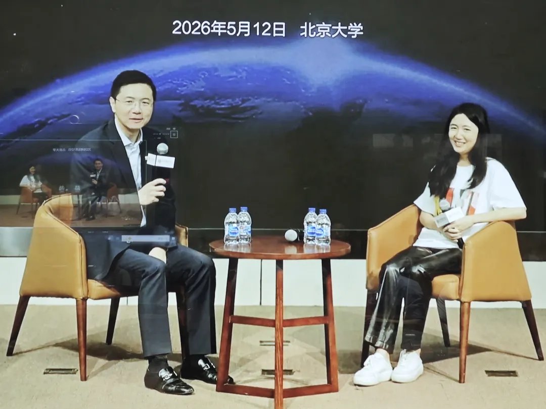 0xLogicrw's tweet photo. 月之暗面总裁张予彤在北大光华的一场对话中，披露了这家约 300 人公司的多个内部细节。

组织方面，月之暗面全员不设 title，组织层级极度扁平，任意两人之间最多隔一到两层。岗位边界也刻意模糊：做预训练的可以转后训练，做算法的可以转数据，做营销的也能去做模型评估。张予彤的解释是，人的底层智能能力相通，不该被标签定义。

招聘上，月之暗面已经在用 AI 面试系统筛选候选人。系统不看学历和专业，重点看两件事：一是能不能提出原创的好想法，二是愿不愿意为一个想法疯狂迭代。AI 系统会记录候选人迭代了多少次、用了什么不同思路、什么时间还在尝试，从中筛选出「有抽象能力和偏执」的人。

产品战略上，张予彤明确表示 Kimi 只做生产力方向，专注长程、复杂、高经济价值的任务，不做娱乐类和生活类产品。她还提到 K2.6 开源时已适配华为昇腾芯片，并认为推理算力需求正在爆发。

谈到开源与安全的关系，张予彤直接点名 Anthropic：「如果你认为模型有风险，那么它掌握在少数人手里，风险可能会更大。」月之暗面选择走开源路线，逻辑是让更多人参与比封闭更安全。