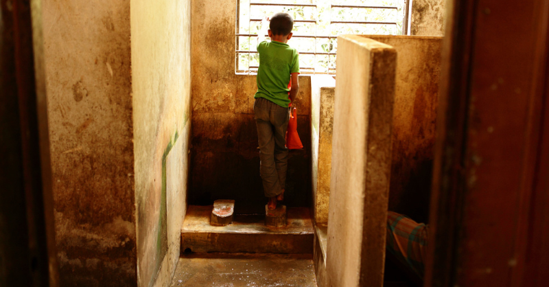 BancoMundial's tweet photo. 🚰3400 millones de personas carecen de servicios de saneamiento seguros 
💧1/5 bebe agua contaminada 
🚾Casi 367 millones de niños asisten a escuelas sin baños  

Priorizar el saneamiento puede ayudar a los países a cosechar beneficios de tener comunidades más productivas. https://t.co/bWbZrNn21V