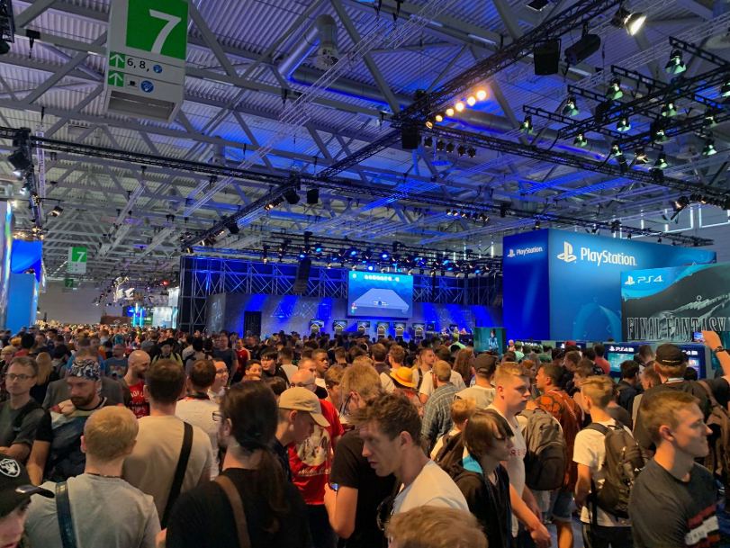 TryckStartPodd's tweet photo. Bilder från live streamen på Gamescom 2019 som Julle imponerande nog överlevde, efter att ha varit fest-värd för 40 influencers natten innan💪

Hör hela storyn under 'Veckans Anekdot' i senaste avsnittet av TRYCK START! https://t.co/w4c1lLBgqb