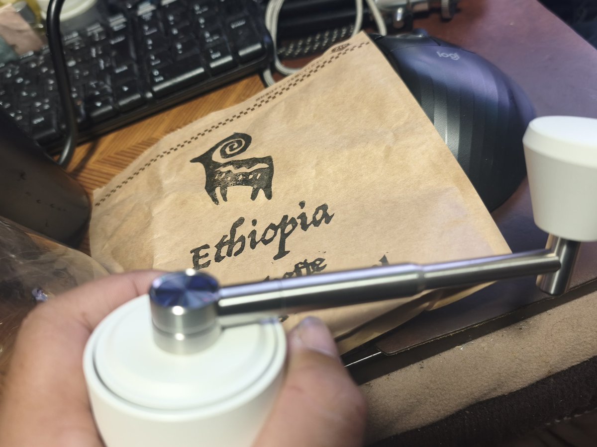 nomodon's tweet photo. TIMEMORE C3SPRO
1ヶ月以内にコーヒーミル2台買うアホ
旅装備からイチイチ
コーヒーミルだけ出すの面倒臭い
なら家用を買えばいい
まー折り畳み自転車と変わらない発想w
TIMEMOREはハンドルが畳めるの良きちょっとオシャレに白
お家コーヒーセット完成！(ﾟдﾟ)ｳﾏｰ
#TIMEMORE
#コーヒーセット https://t.co/ujcpOIFK5v