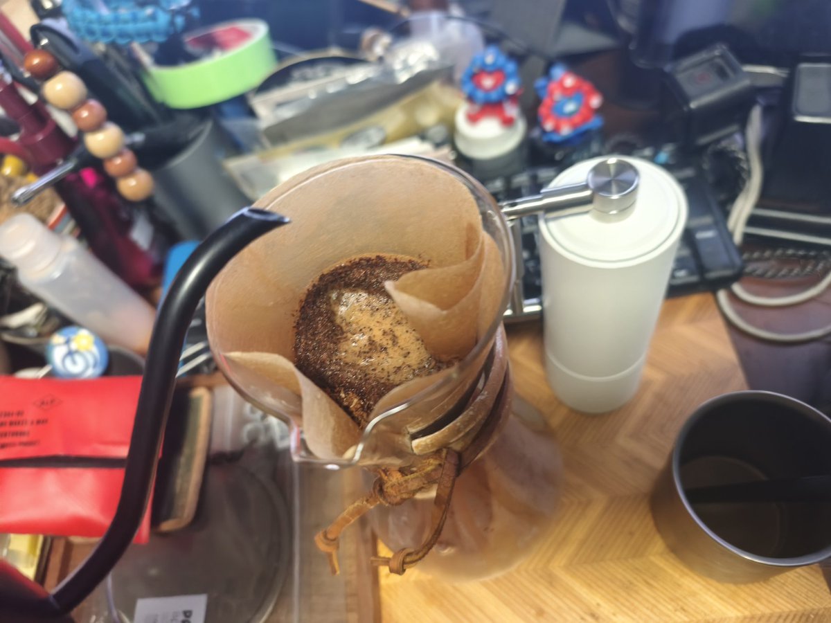 nomodon's tweet photo. TIMEMORE C3SPRO
1ヶ月以内にコーヒーミル2台買うアホ
旅装備からイチイチ
コーヒーミルだけ出すの面倒臭い
なら家用を買えばいい
まー折り畳み自転車と変わらない発想w
TIMEMOREはハンドルが畳めるの良きちょっとオシャレに白
お家コーヒーセット完成！(ﾟдﾟ)ｳﾏｰ
#TIMEMORE
#コーヒーセット https://t.co/ujcpOIFK5v