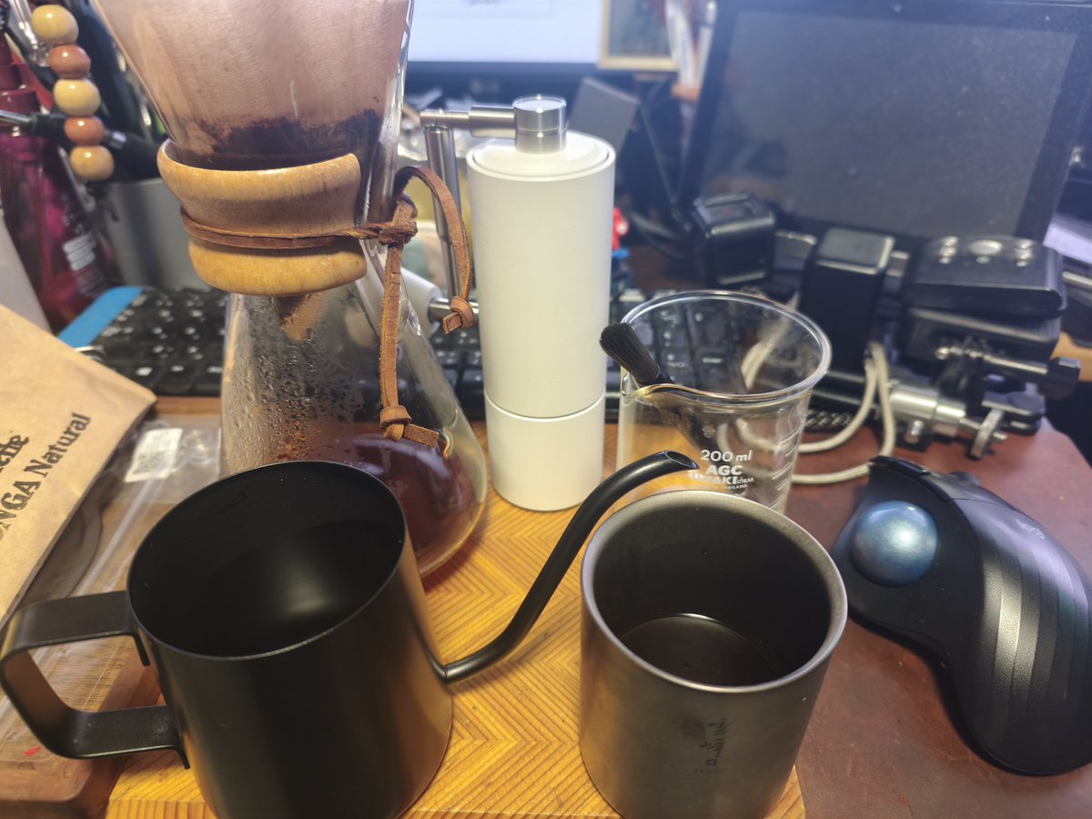 nomodon's tweet photo. TIMEMORE C3SPRO
1ヶ月以内にコーヒーミル2台買うアホ
旅装備からイチイチ
コーヒーミルだけ出すの面倒臭い
なら家用を買えばいい
まー折り畳み自転車と変わらない発想w
TIMEMOREはハンドルが畳めるの良きちょっとオシャレに白
お家コーヒーセット完成！(ﾟдﾟ)ｳﾏｰ
#TIMEMORE
#コーヒーセット https://t.co/ujcpOIFK5v