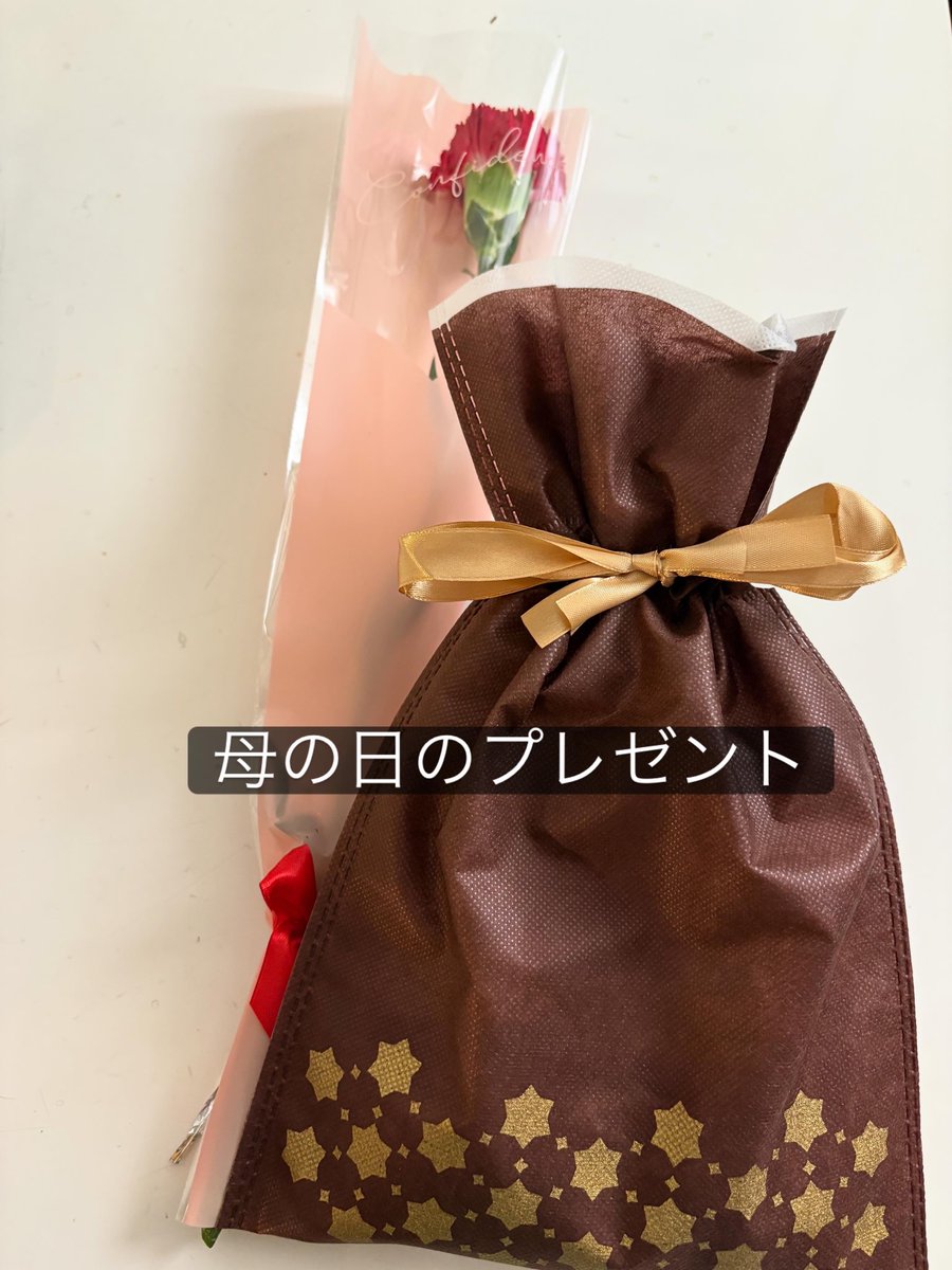 a_hiroko's tweet photo. 母の日は地元山元町会の総会
大連餃子でお腹いっぱいお食事をいただきました。
娘と夫からはお花とチョコレートをいただきました。
#母の日のプレゼント 
#山元町会 
#大連餃子 https://t.co/BsQ4XyN3Pp
