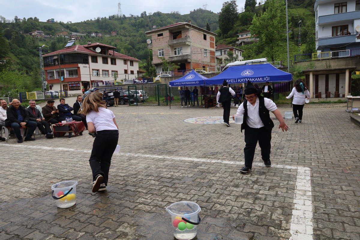 CayeliMem's tweet photo. Aşıklar Özel Eğitim Okulu’nda Engelliler Haftası kapsamında düzenlenen etkinlikte öğrencilerimiz yarışmalar, şarkılar ve performanslarla unutulmaz anlar yaşadı. 👏🎶

Programa katılan tüm misafirlerimize teşekkür ederiz. 🌸

#EngellilerHaftası #ÖzelEğitim #Farkındalık https://t.co/KtGtOApgfs