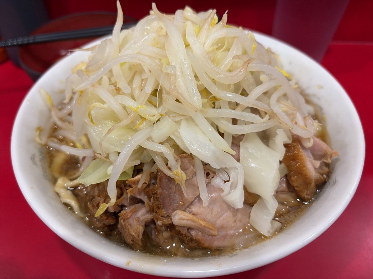 slave_1's tweet photo. 21 ラーメン二郎生田駅前店@生田
小ラーメン 豚4枚＋生卵 ニンニク。
先週のいつだか。
持ち帰りの豚もウマかった。 https://t.co/wxel9ojxuY