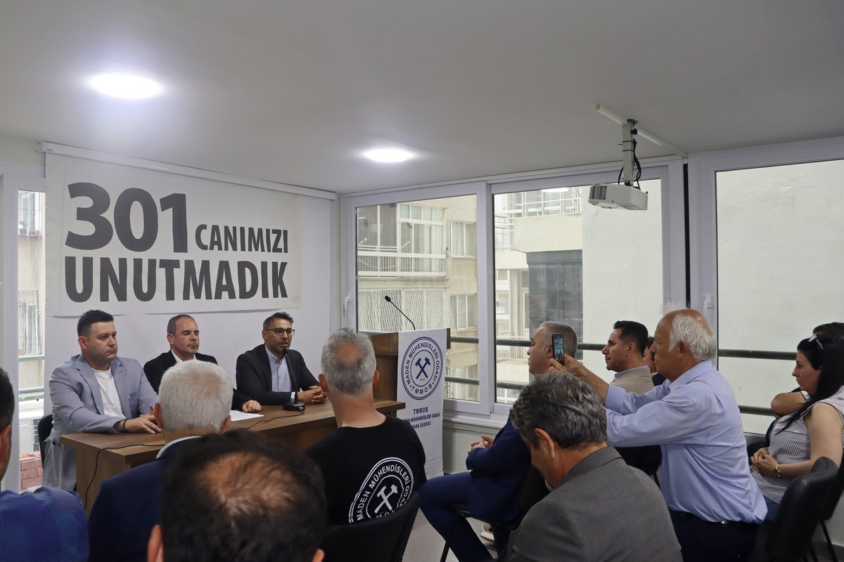 imoadana's tweet photo. 📷 Soma Katliamını Unutmadık!
Soma’da 301 madencinin yaşamını yitirdiği katliamın 12’nci yılında, Maden Mühendisleri Odası Adana Şube binasında basın toplantısı gerçekleştirildi. 

Soma Katliamında yitirdiğimiz madencilerimizi saygıyla anıyoruz https://t.co/5yhBV9ScNZ