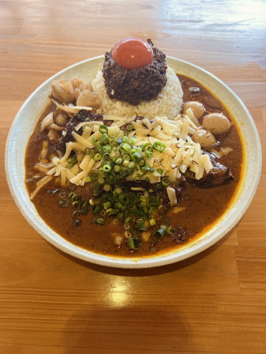 Gingiro_X's tweet photo. ▍吉田カレー ｜ 荻窪

カレー　     ：キーマカレー 中辛
トッピング ：豚中｜チーズ｜うずら 玉ねぎアチャール                                     
                        
【メモ】 豚はホロホロで美味しかった。アチャールもすごく良かった。

#吉田カレー
#ぎんメシ https://t.co/elcy1W1MgO