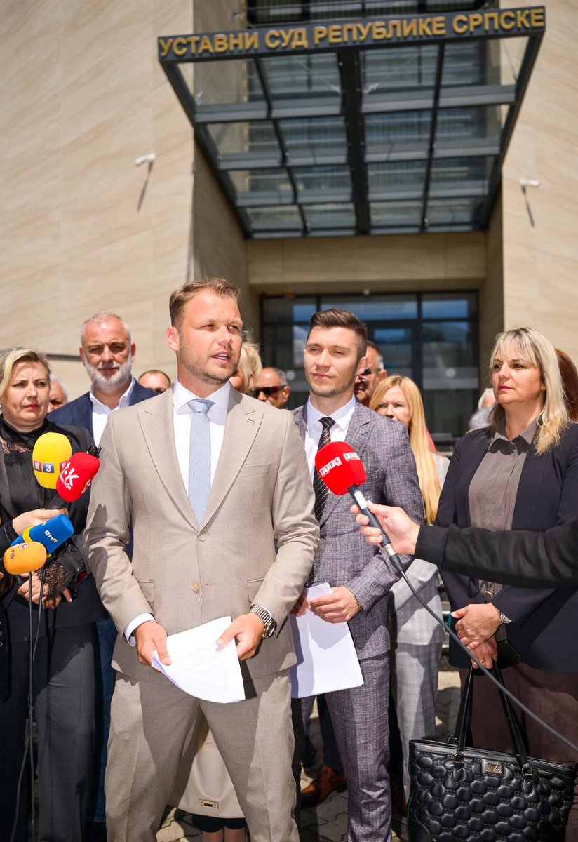 Stanivukovic_D's tweet photo. ❗️МИНИСТАР ШЕРАНИЋ ДА ПОДНЕСЕ ОСТАВКУ!

Са само неколико закона ова власт покушала је ударити на десетине хиљада грађана Републике Српске!

🔹Поднијели смо захтјев за оцјену уставности срамног и дискриминаторног закона којим се пензионерима који примају иностране пензије одузима 10,2% на име здравственог осигурања!

🔹Тражимо ванредно повећање пензија, јер пензионери више не могу пратити дивљање цијена и инфлације.

🔹Тражимо и хитно повлачење спорног Закона о родитељима-његоватељима и потпуно прихватање захтјева ових људи. Ако постоји приоритет, онда су то породице које воде најтеже битке и бићемо им снажна подршка!

🔹Након наших критика најављено је повлачење Закона којим су хтјели да радници плаћају цијену туђе неодговорности, па да сами сносе трошкове лијечења ако им послодавац није уплатио доприносе. Замислите безобразлук, операција срца са 370 КМ на 3.000 КМ! Али успјели смо, закон ће бити повучен!

СНСД предлаже, СНСД повлачи, због чега је јасно да је њихов план да све ове законе донесу након октобра, али сигуран сам да за то, више неће имати прилику! 

Ово показује да се власт боји народа и да народ мора остати истрајан. Тако ће бити и са свим другим законима који нису на страни грађана Републике Српске!

Нећемо дозволити да се новац дат тајкунима надокнађује преко леђа народа. Република Српска припада њеном народу!
