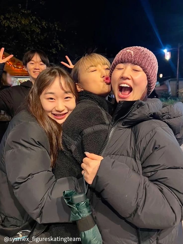 plwnxlq's tweet photo. Rino and Mone with their yuri baiting mothers #learningfromthebest https://t.co/ZX0JsNG9iM