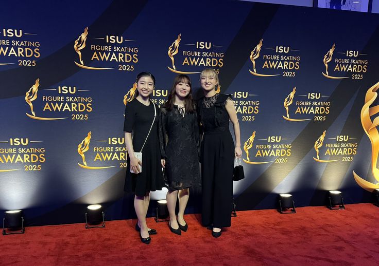 plwnxlq's tweet photo. Rino and Mone with their yuri baiting mothers #learningfromthebest https://t.co/ZX0JsNG9iM