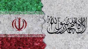 Syasi_Cheragh's tweet photo. کله چې علم تاریخ بدلوي!
د افغانستان لپاره د ایران د جګړې تاریخي درس!

د هرمز تنګي په اسمان کې د ایران د بالستیک توغندیو او عصري بې پیلوټه الوتکو غږ د نړۍ د یوه تاریخي زبرځواک غرور ولړزاوه. دا یوازې د باروتو جګړه نه وه، بلکې د عصري علم او ټیکنالوژۍ یو داسې ننداره و چې ثابته یې کړه په نني عصر کې «اتلولي» یوازې په شعارونو نه، بلکې په لابراتوارونو، پوهنتونونو او نظامي صنعت ګټل کېږي.

 ایران په خپلو دقیقو مزایلو د امریکا ۱۸ نظامي مرکزونه په نښه کړل او د هغوی راداري سیسټمونه یې داسې فلج کړل چې د نړۍ دغه مغروره امریکایي زبرځواک یې فکر هم نه کاوه.

د دې پیښې تر ټولو مهم درس دا و چې ایران د عصري علم په کمال او د خپل نظامي صنعت په مټ وتوانېد چې خپله ۷۵ سلنه نظامي وړتیا وساتي او نړۍ ته وښيي چې د «خیالي نړۍ» زمانه تېره شوې او دوی د ویلو ډزولو لپاره ډېر څه لري.

خو د دې کیسې بل لور ته زموږ د افغانستان وضعیت دی. یو داسې انځور چې پکې عصري علم ته په ټیټه سترګه کتل کېږي او د نظامي صنعت په نوم پکې حتی یوه مرمۍ هم نه جوړیږي. 

دا هغه تریخ حقیقت دی چې افغانستان یې په سیمه کې د نورو په وړاندې سرټیټی او مجبور کړی دی. کله چې یو قوم د عصري ټیکنالوژۍ له کاروان څخه وروسته پاتې شي، نو برخلیک یې دا وي چې حتی د پاکستان په څېر مزدور دولت به پرې د بمبارۍ جرأت او تاجکستان او ازبکستان په څېر ډارن ګاونډیان به ترې نظامي تجهیزات غلا کوي. او په هره ډیپلوماټیکه او نظامي برخه کې به ملامت او لاس تر زنې پاتې کېږي.

ایران په خپلو مزایلو او ډرون الوتکو ثابته کړه چې د نن ورځې په نړۍ کې یوازې هغه څوک «خپلواک» پاتې کېدای شي چې د علم او صنعت په ژبه پوهېږي. موږ په داسې حال کې د پردیو په مرستو یا تشو مټو د وطن د دفاع او خپلواکۍ خوبونه ګورو چې نړۍ د لایزري لارښودونو او مایکروچېپونو په زور خپلې پولې ساتي.

دا واقعیت موږ ته یو پیغام راکوي چې د علم او ټیکنالوژۍ په وړاندې بې غوري یوازې علمي وروسته پاتې والی نه دی، بلکې دا د یوه قوم د غرور او حاکمیت د پلورلو لومړی ګام دی. هغه ملت چې د خپلې دفاع لپاره یوازې د بل په لاس کې شته وسلې نندره کوي، هیڅکله به د خپل برخلیک واکمن نه شي.

اوس چې د نړۍ نقشه د توغندیو په دقیقو هدفونو بدلیږي، موږ لا هم په دې بحثونو وخت تېروو چې آیا د نوي عصر علومو ته اړتیا لرو که نه؛ دا هغه واټن دی چې زموږ او د خپلواکۍ ترمنځ یې یو لوی سمندر جوړ کړی دی.

شاید د بل هر وخت څخه زیات اوس د دې وخت وي چې پوه شو، د دولتونو رښتینې پولې یوازې د هغوی د پوهنتونونو او نظامي لابراتوارونو په دیوالونو کې خوندي کېدای شي.

نوټ: پر وټساپ مو دلته څارلی شئ!
  Follow the سياسي څراغ - چراغ سياسی| Cheragh Syasi channel on WhatsApp:   
   https://t.co/vU0OaqXLR7…