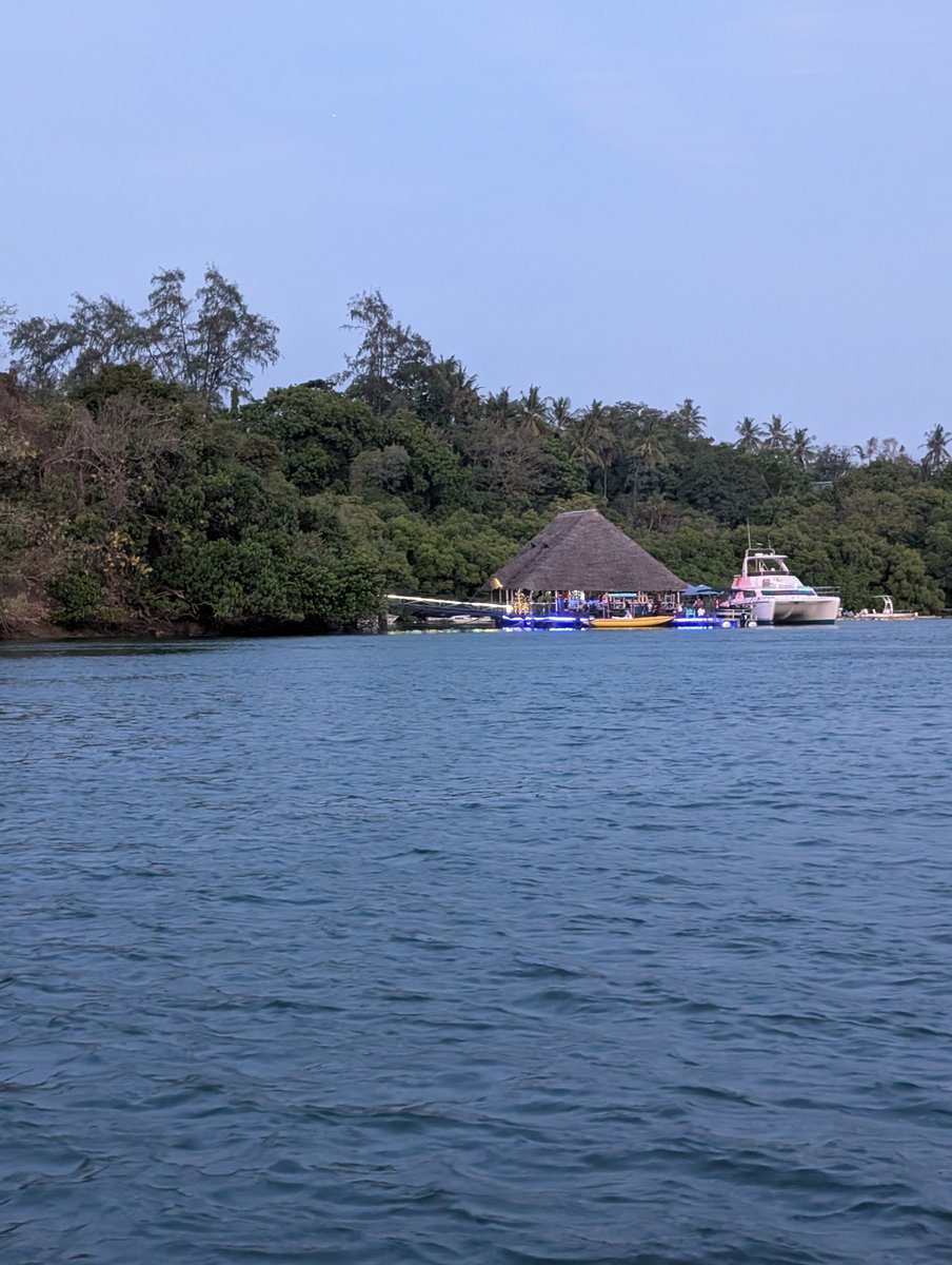 AlphaLandRover's tweet photo. After 2-3days of port process and loading, I was free to head back home. But not before some sunset cruise and dinner at The Moorings Floating restaurant.
Said good bye to Alpha, and see you again soon.
#AlphaLandrover #BreakingBorders https://t.co/4F7tuyslR5