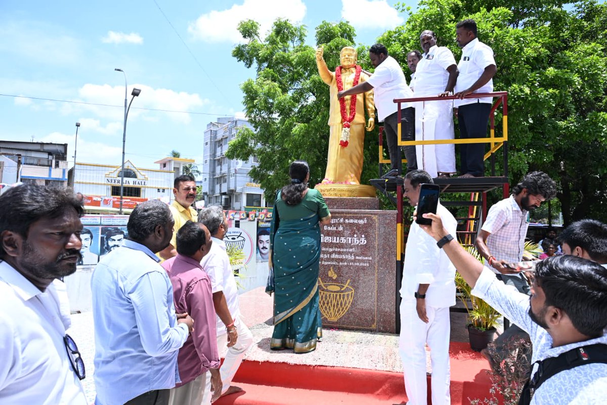 PremallathaDmdk's tweet photo. கேப்டன் காட்டிய பாதை மாறாது.
தேமுதிக எடுத்த பயணம் நிற்காது.
சட்டமன்றத்திலும் மக்களிடையிலும்
கேப்டன் விஜயகாந்தின் எண்ணங்களை முன்னெடுத்து
தேமுதிக தொடர்ந்து செயல்படும்.

கேப்டன் ஆலயத்தில்சிறப்பு பூஜை மற்றும் அன்னதானம்!

#premalathavijayakanth #dmdkofficial https://t.co/mnXxZDFhq4