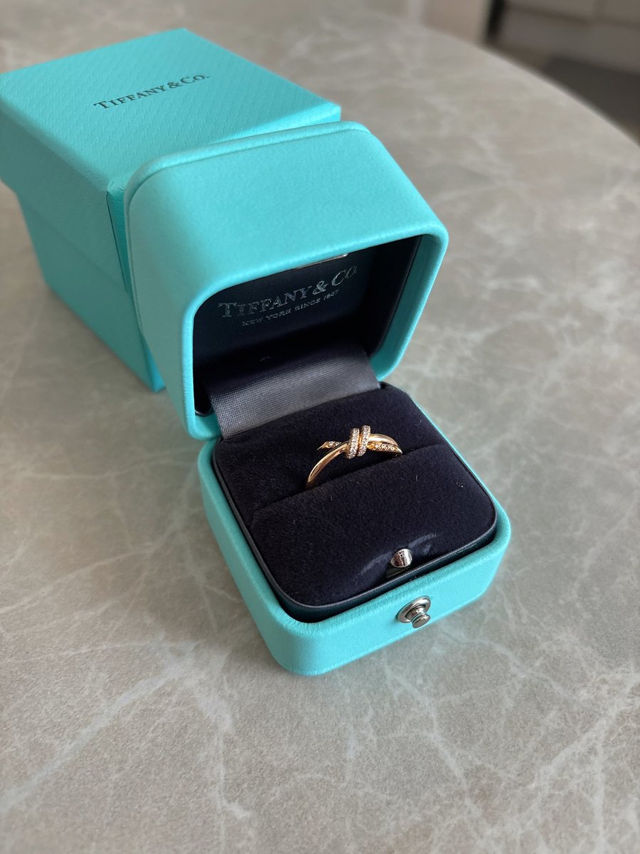 nobishiro_R's tweet photo. Tiffany値上げ前に駆け込み🩵一生物のお買い物💍 https://t.co/9tQcTwbKT3