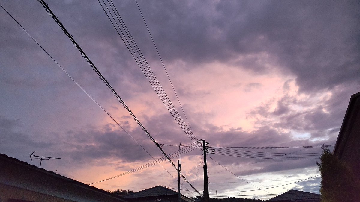 淡いピンク色の夕焼けです🌇 東の空 18時40分 →