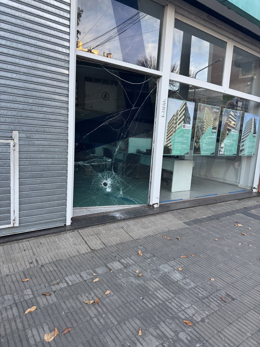 cocoruinetti's tweet photo. Zona liberada en Rosario, robos todas las madrugadas en Mendoza del 4400 al 4700, barrio Echesortu.
Una moto rompió y robaron Inmboliria 
@Rosariotres @teleferosario @Rosariociudadok @elciudadanoweb @CIOR_Rosario https://t.co/ISQOgG1zQT