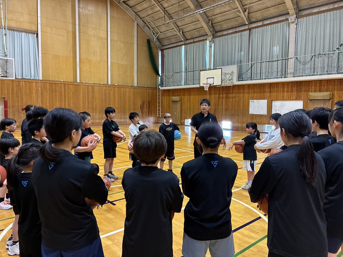 bbplayercoach's tweet photo. 5月9日長野県でエルバスとして初のクリニックを実施。

改めてエルバスとは「ミニバスの前のバスケット」という、新たなスポーツの位置付け。

今回は色んなご縁があって、長野県松本市のS.B.C (信州STRIVE Basketball Club)さんへお邪魔しました。

子供達も一生懸命取り組んでくれたことに加えて、クリニック後に「楽しかったです！」と笑顔で話してくれました。

指導者の方々もエルバスについて本当に熱心に質問してくれました。これだけ興味を持ってくださる人がいる…であればもっとその魅力を伝えていかなければ…日々勉強です。

本当にありがとうございました！