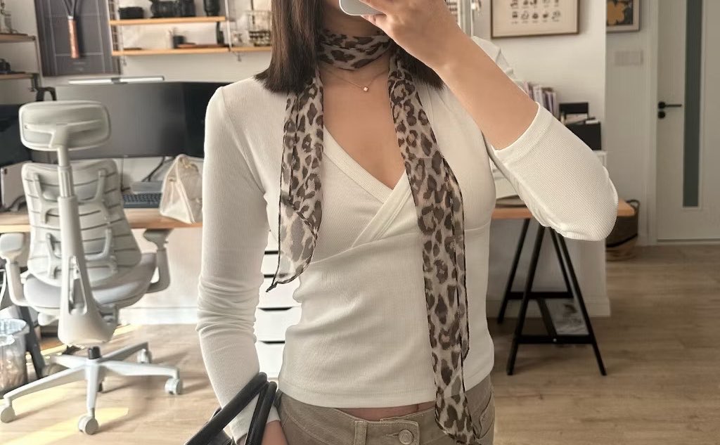 sonhosaurus's tweet photo. ไปเสื้อทรงแนวคอวีแบบนี้มา ใส่แล้วมีความเซ็กซี่เบาๆ ชอบตรงที่ mix and match ง่ายมากก จะใส่ไปเที่ยวหรือไปทำงานก็ได้อ่ะ ไปเจอมาหลายแบบ เดี๋ยวรวมไว้ให้🎀👋🏻🌟 https://t.co/8CS91SHOZo