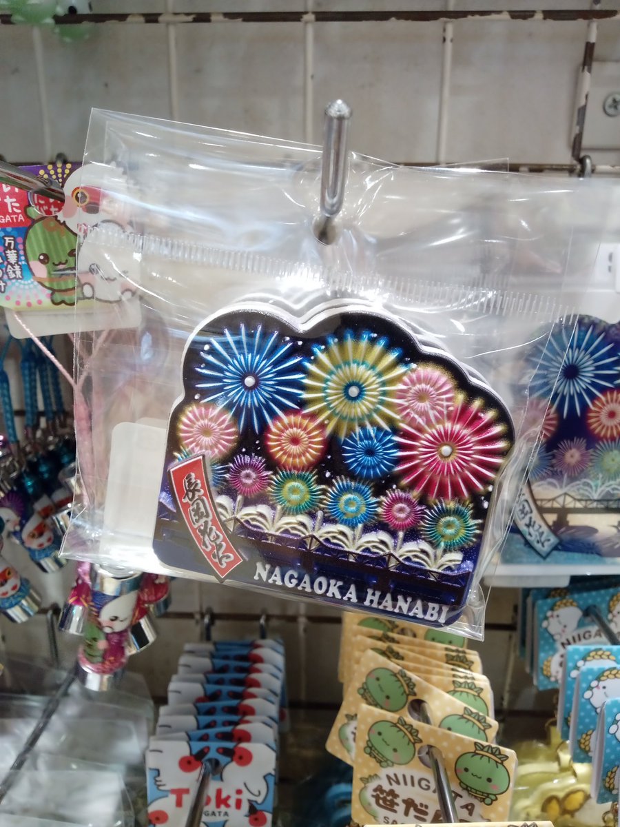 新商品情報今回は雑貨✨ 新潟旅マグネットでーす(^O^)／ 錦鯉に長岡