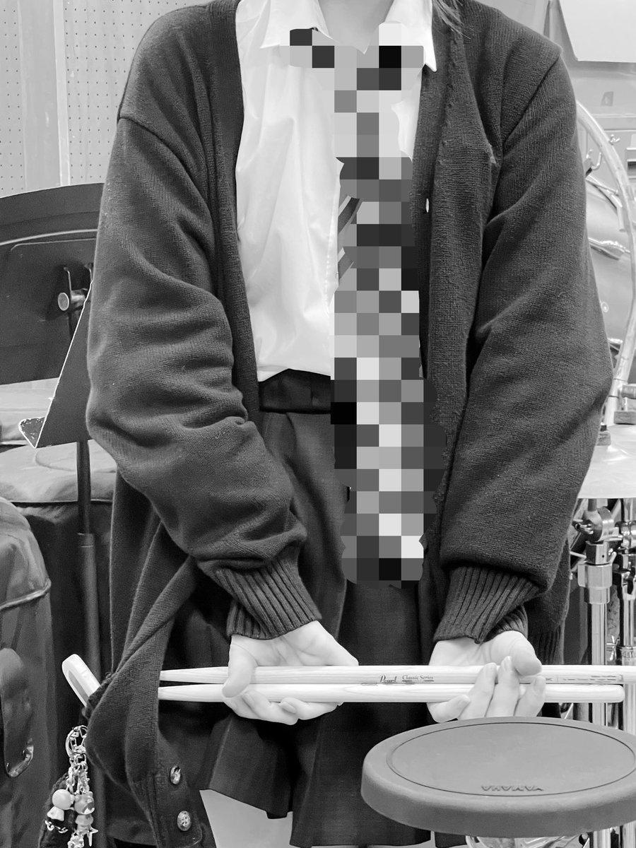 chuokubo's tweet photo. 【このストレッチは辞めて】

吹奏楽高校指導ですが
いまだにこのストレッチをやってる子が多いです、多くは経験者、そして指導者に言われたのか？と聞くと多くは先輩からの伝統

手首が柔らかい子は良いですがこれで本当に何名も手首痛めてます

伝統だとしても”なんでやる必要がある？”
考えてみてください

結構いろいろなSNSで言ってますけどなくならない吹奏楽あるある

#吹奏楽あるある
