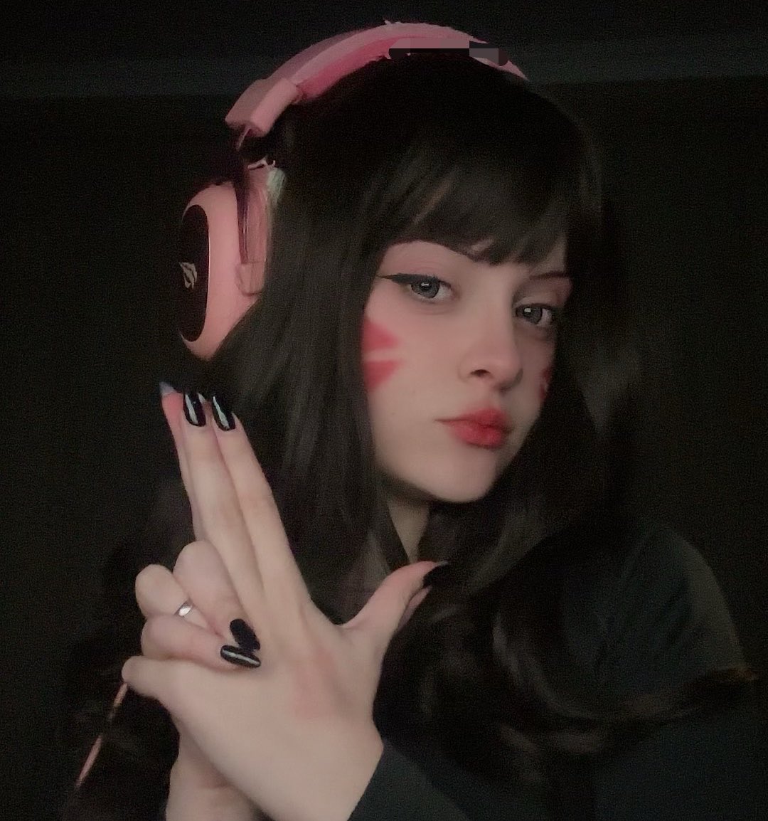 lily.raw tweet media
