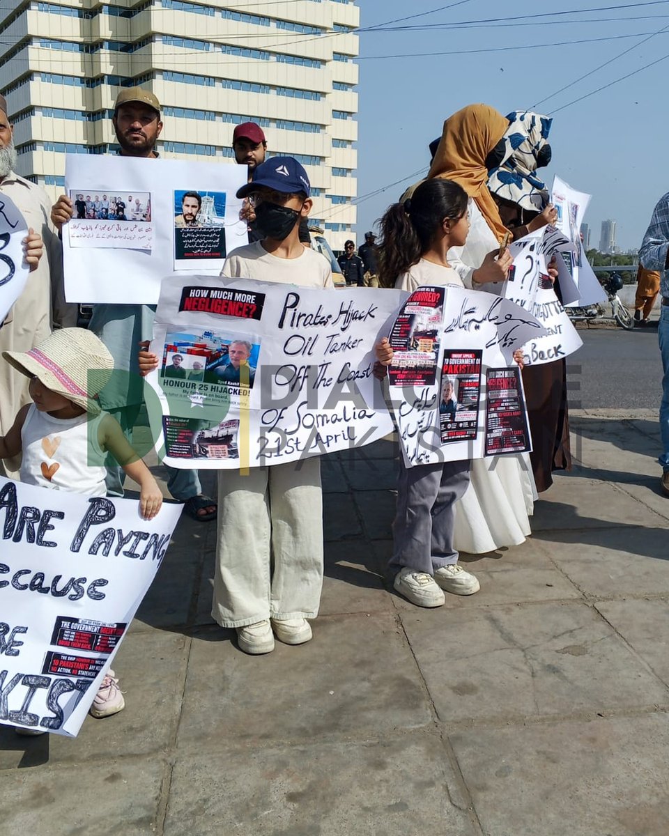 DialoguePak's tweet photo. Families of 10 Pakistani hostages protested at Karachi’s KPT Bridge, demanding their loved ones’ safe return.

#DialoguePakistan #Families #Pakistani #Protested #Karachi #KPT #Bridge https://t.co/wFJnNbIKth