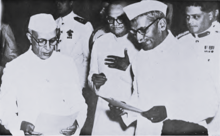 TheNehruBlog's tweet photo. #Nehru #FirstPM #OTD

आज ही के दिन 13 मई 1952 को पण्डित जवाहरलाल नेहरु ने पहले आम चुनाव के बाद प्रधानमंत्री की शपथ ली थी। 

On this very day, 13 May 1952, Pandit Jawaharlal Nehru took the oath as Prime Minister after the first general elections. https://t.co/SpUWH2Aek4