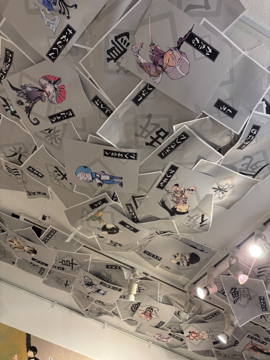 hasu_mei's tweet photo. #部首だって擬人化展
初日終了しました。
設営に思いのほかたっぷり時間がかかってしまい、開始時間が遅れて失礼しました！

お陰で上下左右反対側までじっくり見て撮って貰って楽しめる空間になったかと！
本日来てくださった皆様本当にありがとうございました。
明日以降も宜しくお願いいたします。 https://t.co/d8HGEUdmBR