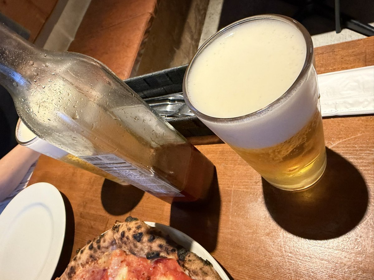sekkatio's tweet photo. 本日のディナー🍽️
前から気になっていた
近くの石窯ピザ屋さん
マルゲリータとボンゴレスパ
最高に美味しかった😍 https://t.co/lghRFm3SIR