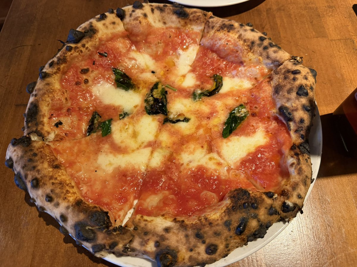 sekkatio's tweet photo. 本日のディナー🍽️
前から気になっていた
近くの石窯ピザ屋さん
マルゲリータとボンゴレスパ
最高に美味しかった😍 https://t.co/lghRFm3SIR