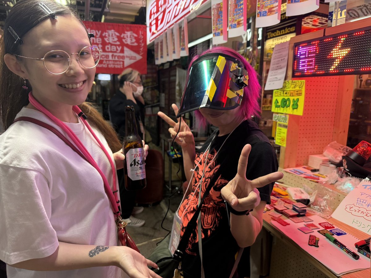 bloomgirls2025's tweet photo. 連戦前にご挨拶⚡️

サイバーおかんさん（@1_design ）と

『沖縄で会いましょう🌺』

と話し乾杯🍻

今日も浅草地下街
ドライブイン電電（@driveindenden）は素敵な空間でした🌺⚡️

お酒の場でのお話ですが
『○○って企画やりたいね🤔』なんてお話しをして頂いたので
実現に向けて楽しく妄想しておきます😋

サイバーおかんさんのポストから
来店情報ゲットしてくださーい🥳🎉