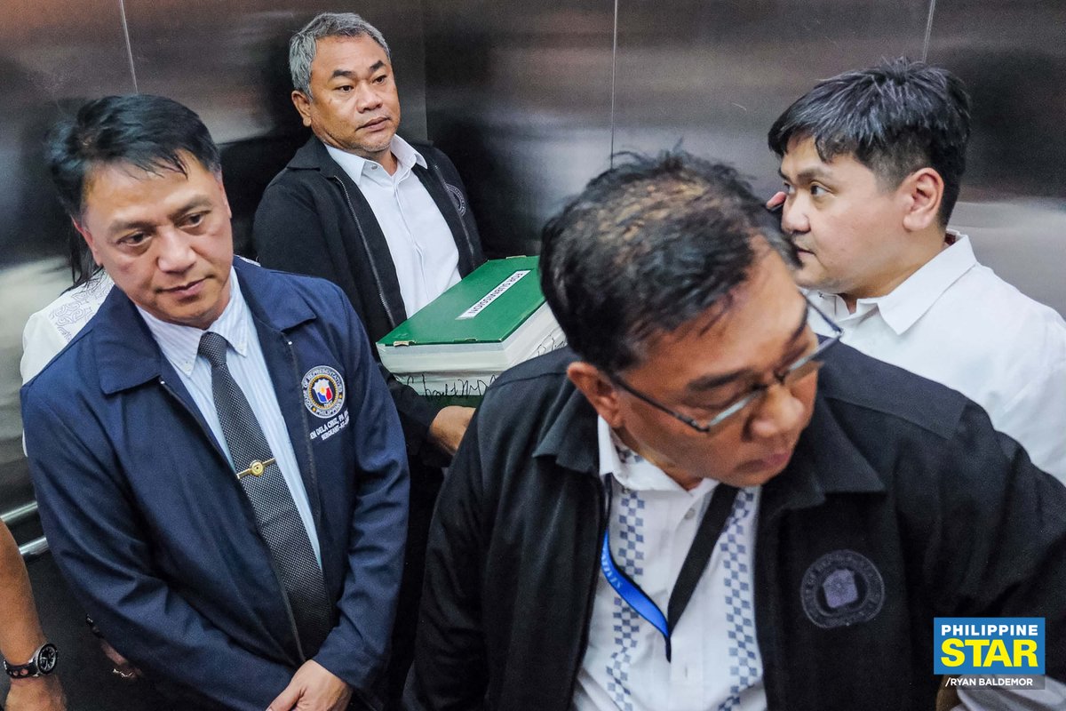 PhilippineStar's tweet photo. ARTICLES OF IMPEACHMENT VS VP SARA TRANSMITTED TO SENATE 

The Senate officially receives the Articles of Impeachment against Vice President Sara Duterte on Wednesday. (Photos by Ryan Baldemor/The Philippine STAR) https://t.co/RR7o8qmidc
