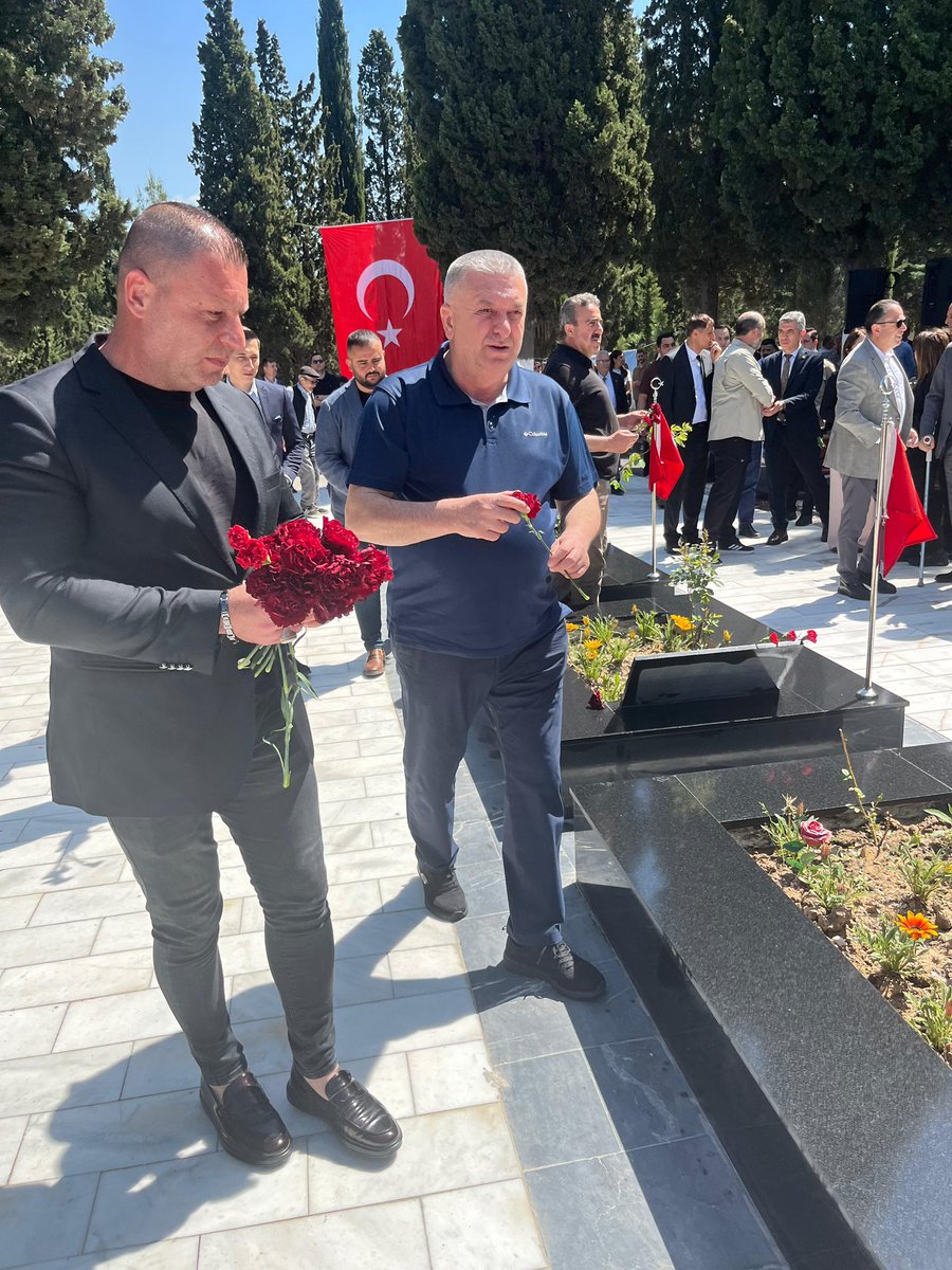tes_is1963's tweet photo. Genel Başkanımız İrfan KABALOĞLU; Genel Başkan Yardımcımız Adem AŞIKKUTLU, Soma Şube Başkanımız Mustafa GİRGİNLER ve beraberindeki heyet ile birlikte Soma 301 Madenci Şehitliğini ziyaret ederek anma programına katıldı. KABALOĞLU Soma Maden Felaketine ilişkin aşağıdaki şekilde bir açıklama yayınladı:

SOMA FACİASINDA HAYATINI KAYBEDEN MADEN ŞEHİTLERİMİZİ RAHMETLE ANIYORUZ

13 Mayıs 2014 tarihinde Soma’da meydana gelen ve 301 madencimizin hayatını kaybettiği büyük facianın yıl dönümünde, yitirdiğimiz emekçileri derin bir hüzün ve saygıyla anıyoruz.

Bu acı olay, yalnızca bir iş kazası değil; ihmaller zincirinin ve emeğin yeterince korunmamasının ağır bir sonucu olarak hafızalara kazınmıştır. Aradan geçen yıllar, yaşadığımız acıyı hafifletmemiş; aksine işçi sınıfının ortak vicdanında derin bir yara olarak varlığını sürdürmüştür.

Facianın ardından çalışma hayatına yönelik bazı yasal düzenlemeler yapılmıştır. Ancak,  madenlerde ve farklı sektörlerde hâlâ denetimsiz, güvencesiz ve ilkel koşullarda faaliyet gösteren işyerlerinin varlığı önemli bir sorun olmaya devam etmektedir. Sendikal örgütlenmenin olmadığı işyerlerinde çalışan işçiler, risklere daha fazla maruz kalmaktadır.

Soma'da yaşanan bu büyük kayba ilişkin yargı süreci de madencilerin, ailelerinin ve toplumun adalet duygusunu tam anlamıyla karşılayamamıştır. İşçi sağlığı ve güvenliği konusundaki ihmaller yaptırımı olan düzenlemelerle  karşılıksız bırakılmamalıdır.

Madenlerde ve tüm işyerlerinde tüm İSG önlemlerinin alınması işverenlerin zorunluluğu olduğu kadar hepimizin ortak sorumluluğudur. Bu anlamda toplumun tüm kesimlerini içine alacak şekilde ortak İSG kültürü oluşturulmalı, iş sağlığı ve güvenliğinin maliyet unsuru olarak değil, insan yaşamının vazgeçilmez bir hakkı olarak ele alınmalıdır. Emek ve insan hayatı her şeyin üzerindedir.

İnsana değer veren, emeği koruyan bir çalışma düzeni, güçlü ve sürdürülebilir bir geleceğin temelidir. Bu anlayışla, çalışanların hak ettikleri güvenli ve insana yakışır koşullara kavuşması için mücadelemizi kararlılıkla sürdüreceğiz.

Soma faciasının yıl dönümünde, hayatını kaybeden 301 maden şehidimizi bir kez daha rahmetle anıyor; ailelerine, yakınlarına ve tüm emek camiasına sabır ve başsağlığı diliyoruz.

TES-İŞ Sendikası
Genel Merkez Yönetim Kurulu Adına 
İrfan KABALOĞLU
Genel Başkan