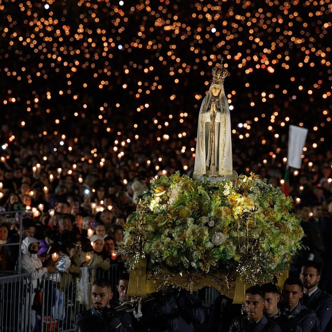 news_vaticano's tweet photo. Más de 250.000 personas participaron anoche en Fátima en el rezo del Santo Rosario y en la tradicional Procesión de las Velas, celebrada en la víspera del 13 de mayo, festividad de la Virgen de Fátima. https://t.co/BWnoIoKtQG