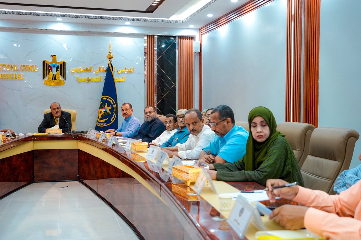 NA_OF_STC's tweet photo. الهيئة الإدارية للجمعية الوطنية تدعو المجتمع الدولي لتحمل مسؤولياته تجاه شعب الجنوب

الأربعاء ١٣ مايو ٢٠٢٦

عقدت الهيئة الإدارية للجمعية الوطنية للمجلس الانتقالي للجنوب العربي، اليوم الأربعاء، اجتماعها الدوري برئاسة القائم بأعمال رئيس الجمعية الأستاذ نصر هرهره لمناقشة عدد من الملفات السياسية والتنظيمية والإدارية المرتبطة بسير عمل الجمعية وأدائها المؤسسي.

وفي مستهل الإجتماع، حيّت الهيئة الإدارية صمود القوات المسلحة الجنوبية المرابطة على امتداد الشريط  الحدودي للجنوب العربي، مشيدة بـالصمود الأسطوري في مواجهة هجمات مليشيا الحوثي

وتطرقت الهيئة إلى الأوضاع المعيشية والخدمية المتدهورة في الجنوب، وفي مقدمتها الحصار المفروض على جزيرة سقطرى، إلى جانب التدهور المتسارع في بقية محافظات الجنوب العربي، خاصة في قطاع الكهرباء، وما نتج عنه من انقطاعات متواصلة للتيار الكهربائي، بالتزامن مع ارتفاع درجات الحرارة، خلال فصل الصيف.

كما ناقش الإجتماع أزمة تأخر صرف مرتبات موظفي القطاع العام في المناطق المحررة، خاصة مع اقتراب عيد الأضحى المبارك، معتبرًا أن مجمل هذه التطورات تعكس وجود أيدٍ خفية تتحكم بالمسار السياسي والعسكري والاقتصادي في الجنوب، في ظل صمت الحكومة، تجاه ما يجري.

وحذرت الهيئة الإدارية من أي أنشطة استفزازية قد تقدُم عليها حكومة الأمر الواقع المدعومة سعوديا، يرفضها شعب الجنوب، مؤكدة وقوف المجلس الانتقالي إلى جانب المواطنين لمواجهة أي تصعيد.

كما طالبت الهيئة الإدارية، اللجنة الرباعية ومجلس الأمن الدولي والأمم المتحدة أن يكونوا عند مستوى مسؤولياتهم تجاه شعب الجنوب ويحترموا قراراته السابقة بما فيها قراري مجلس الأمن في حرب صيف 94م.

وفي السياق ذاته، أدانت الهيئة ما اعتبرته تراخيًا من قبل السعودية وحكومة الأمر الواقع تجاه التحركات العسكرية الحوثية في جبهات القتال باتجاه مناطق الجنوب.

واستعرضت اللجنة العسكرية في الجمعية الوطنية، خلال الإجتماع قراءة سياسية وعسكرية للمشهد الراهن في الجنوب، إضافة إلى أبرز التحديات التي تواجه المجلس الانتقالي في المرحلة الراهنة.

كما ناقشت الهيئة عددًا من القضايا التنظيمية والإدارية، واتخذت بشأنها جملة من الإجراءات والتوصيات الهادفة إلى تطوير الأداء وتعزيز مستوى التنسيق والعمل المؤسسي داخل الجمعية.

وفي ختام الإجتماع، أقرت الهيئة الإدارية محضر اجتماعها السابق بعد مناقشته، مؤكدة أهمية مواصلة العمل بروح المسؤولية والانضباط بما يسهم في رفع كفاءة الأداء المؤسسي للجمعية الوطنية.