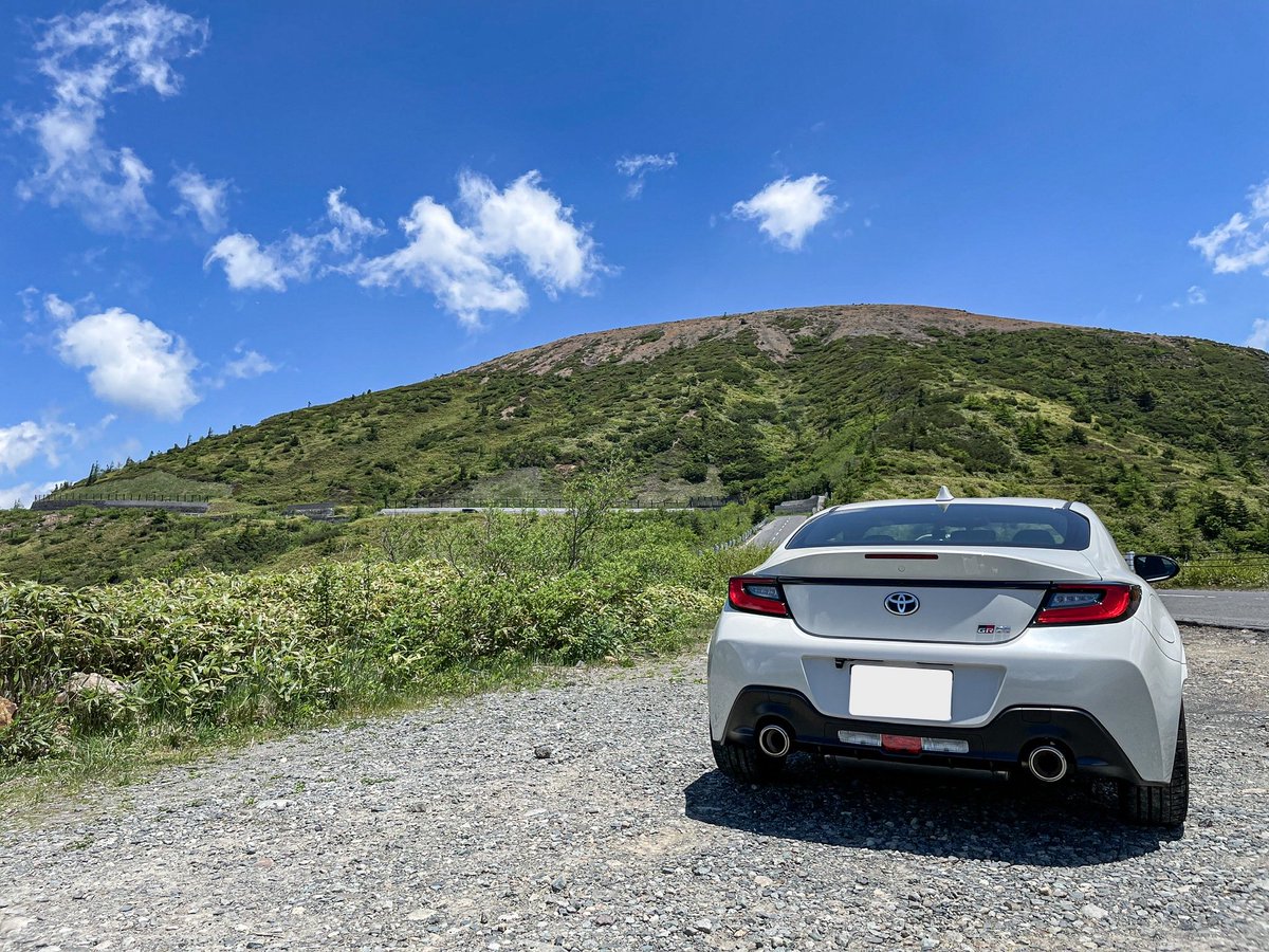 soudiary9's tweet photo. 〜余韻〜GWの思い出④
志賀草津高原ルート（🚗🏍️比較編）

前の白のGR86（6月）で行った時ぶり
今回はMT-03（5月）にて行った
1ヶ月くらいしか変わらないのに景色が全然違った⛰️ https://t.co/yAfhlhuMxL