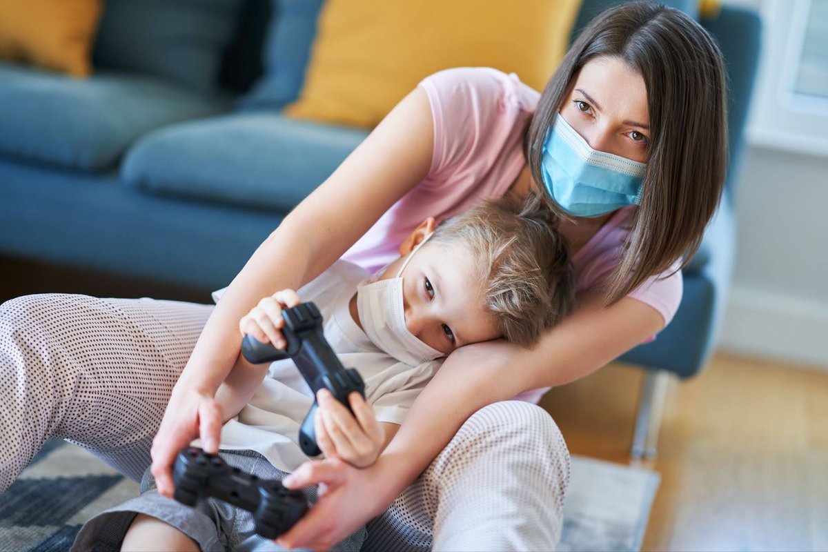 PlayEquall's tweet photo. "La quimio jugando se pasa volando" 🎮💜

Hoy, en el Día Nacional del Niño Hospitalizado, recordamos que el juego es un derecho, no un lujo. Gracias a iniciativas como las de @juegaterapia , los videojuegos se convierten en esa ventana necesaria para que, por unas horas, el hospital sea solo un lugar donde vivir aventuras.

El poder de un mando es, a veces, la mejor medicina contra el aburrimiento y la incertidumbre ✨

#DíaDelNiñoHospitalizado #Juegaterapia #DerechoAlJuego #PlayEquall