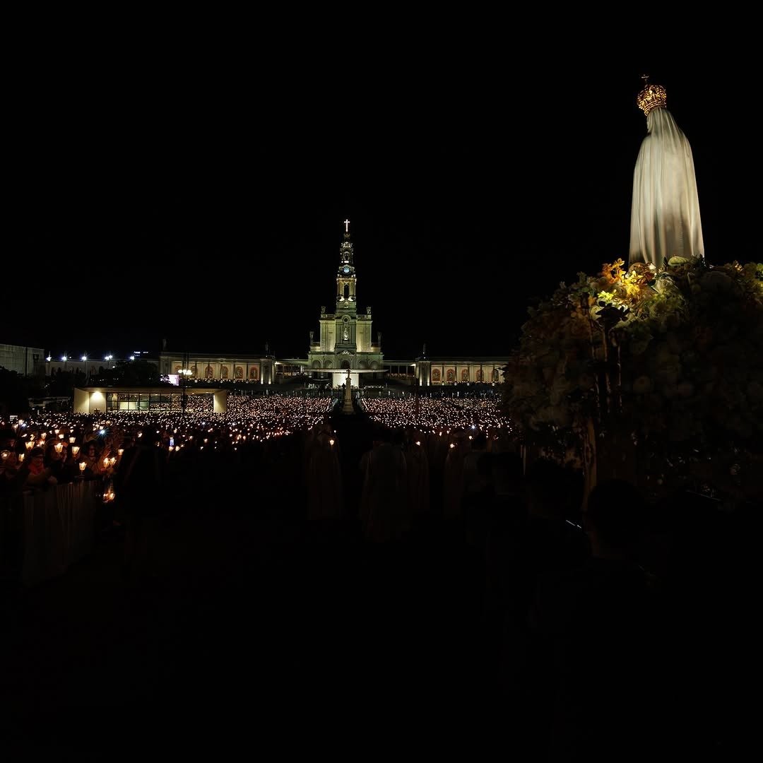 news_vaticano's tweet photo. Más de 250.000 personas participaron anoche en Fátima en el rezo del Santo Rosario y en la tradicional Procesión de las Velas, celebrada en la víspera del 13 de mayo, festividad de la Virgen de Fátima. https://t.co/BWnoIoKtQG