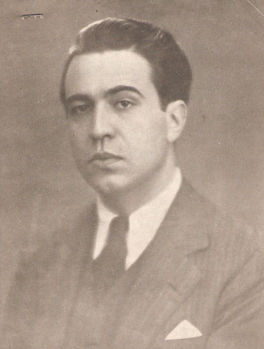 Rlegislatura's tweet photo. 📚 13 de mayo | Jaime Torres Bodet

Poeta, diplomático, educador y uno de los intelectuales más importantes del México contemporáneo. Jaime Torres Bodet dejó una huella profunda en la educación, la cultura y la vida pública del país.

🏛️ Fue secretario de Educación Pública en dos ocasiones, impulsó la Campaña Nacional contra el Analfabetismo y promovió la creación de los Libros de Texto Gratuitos. También dirigió la UNESCO, siendo el único mexicano en ocupar ese cargo.

✍️ Entre sus mayores legados destaca la redacción de la histórica definición de democracia incorporada al artículo 3° constitucional, entendida como “un sistema de vida fundado en el constante mejoramiento económico, social y cultural del pueblo”.

🇲🇽 Jaime Torres Bodet falleció el 13 de mayo de 1974, dejando un legado intelectual y educativo que sigue marcando la vida nacional.