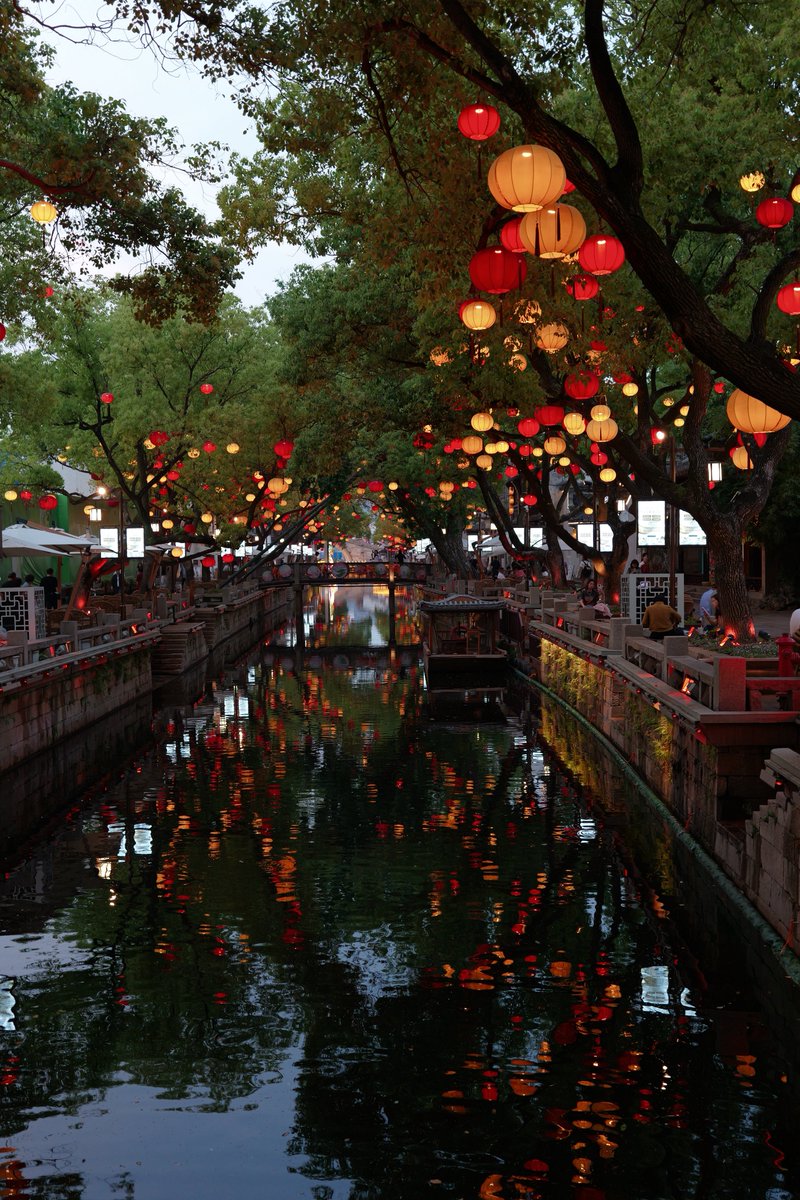 Retune432's tweet photo. On the first day of my trip to Wuxi, Jiangsu Province, I visited Huishan Ancient Town after dinner. I've seen quite a few ancient towns in Jiangnan, but this one was particularly magnificent.
#china #travel #wuxi #jiangsu https://t.co/CNGZ4GdGgf